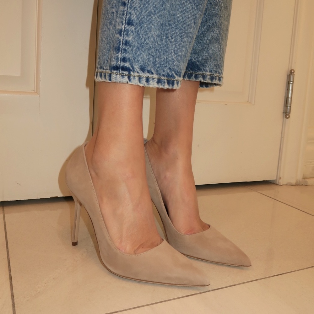 Manolo Blahnik BB 105 nude suede pumps